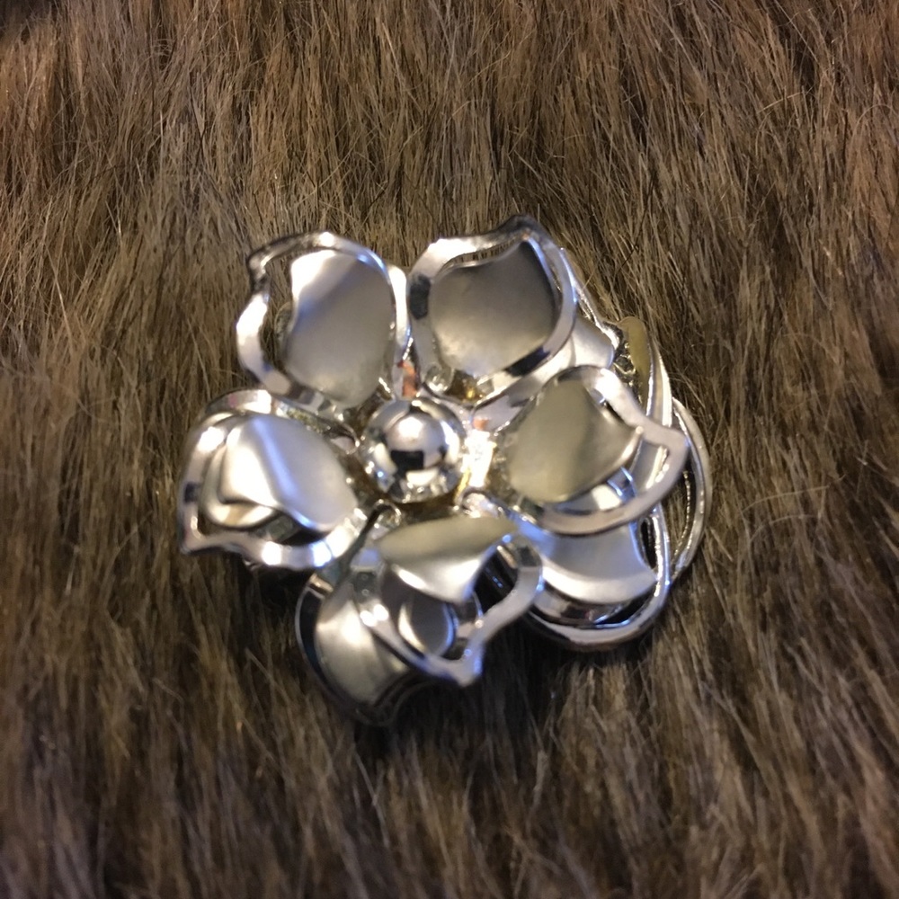 Vintage shiny silver tone flower brooch pin